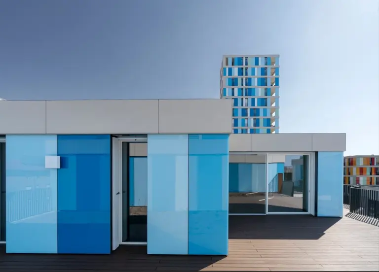 Facciate ventilate con pannelli di vetro: StoVentec Glass, facciata di un complesso residenziale