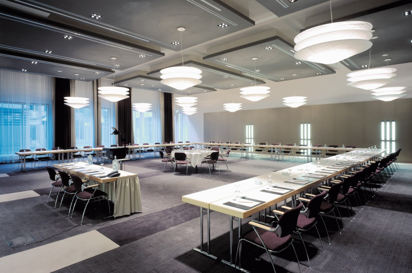 Soluzioni acustiche per progetti alberghi e bar che integrano spazi per smart working.