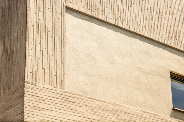 Facciata contemporanea con mattoncini da rivestimento in tonalità neutra