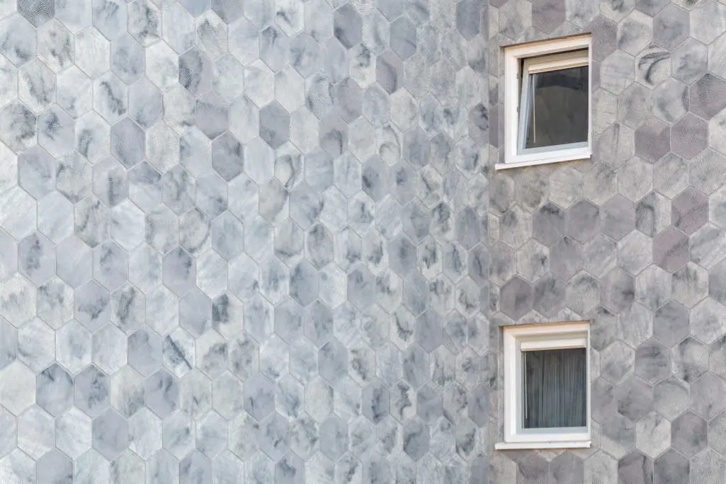 Dettaglio di una facciata, rivestita con gli elementi in intonaco prefabbricati StoEcoshape