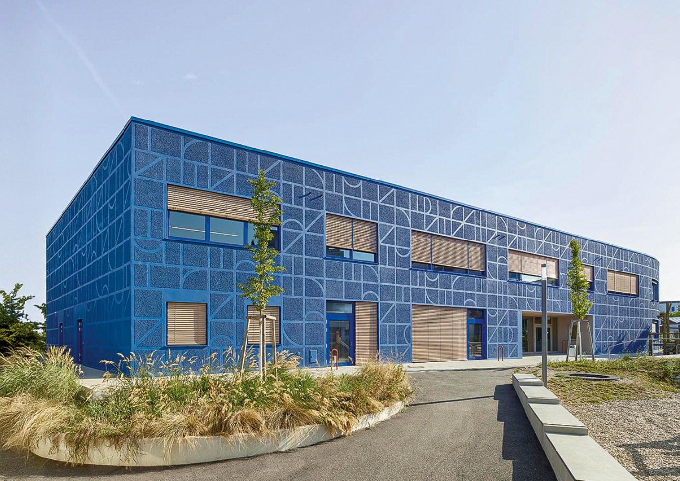 Scuola con Intonaco facciate esterne blu in due texture