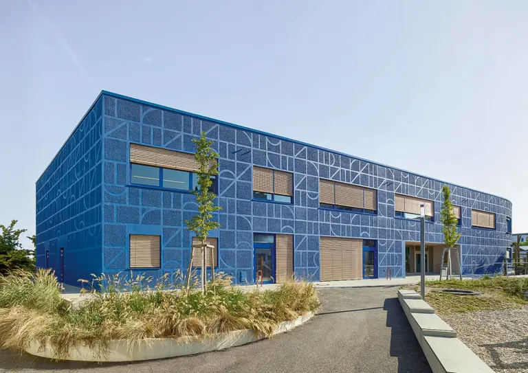 Scuola con Intonaco facciate esterne blu in due texture