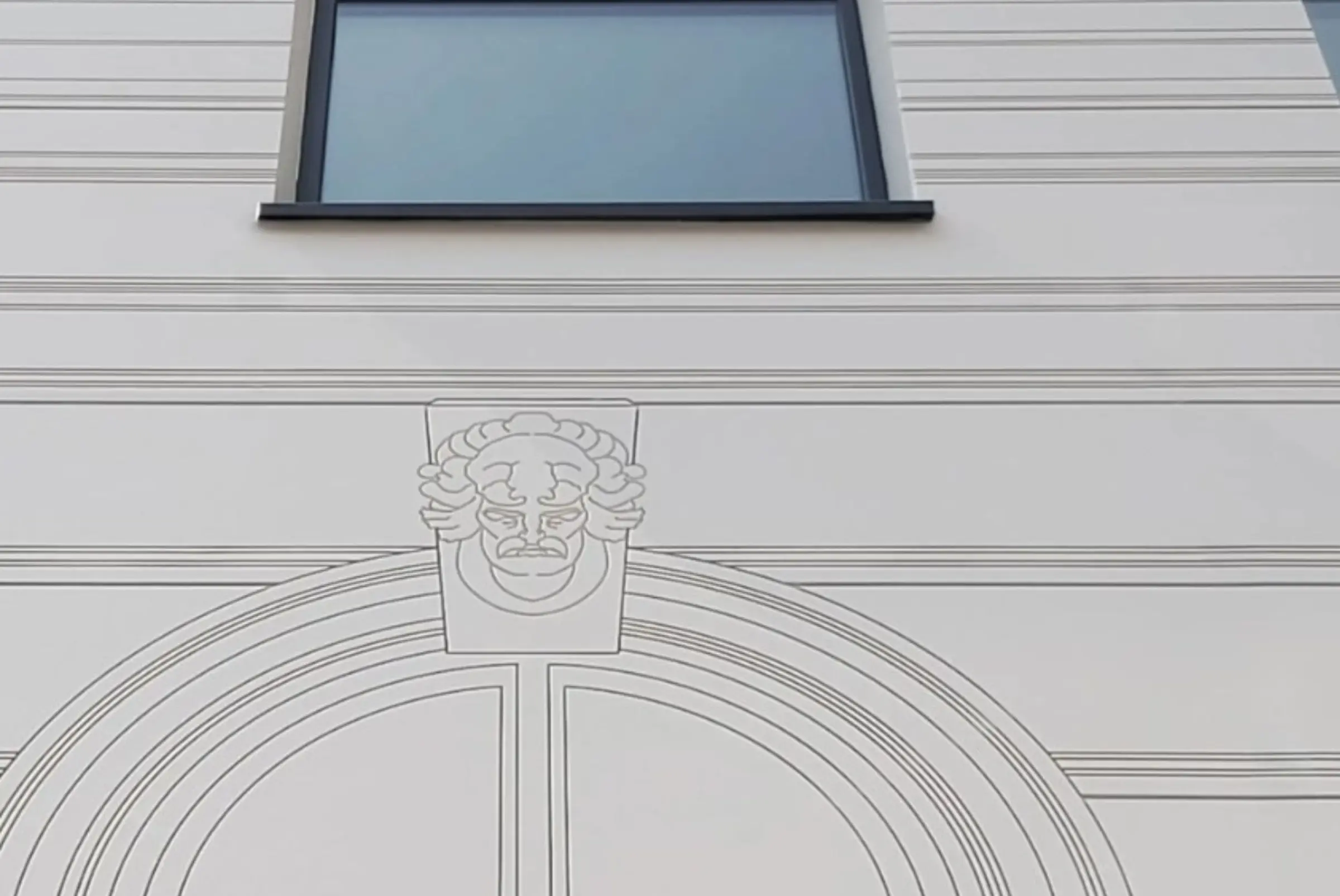 Dettaglio di facciata con decorazioni architettoniche StoDeco