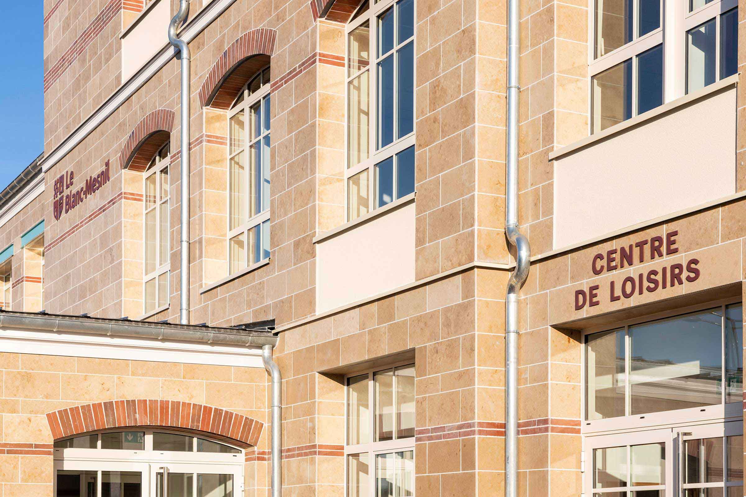 StoVentec S: Facciate ventilate con pietra naturale colore Beige.