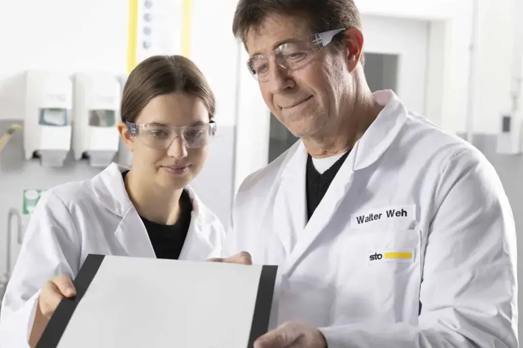 Sviluppo della pittura lavabile per interni StoColor PuraClean, due dipendenti del laboratorio Sto