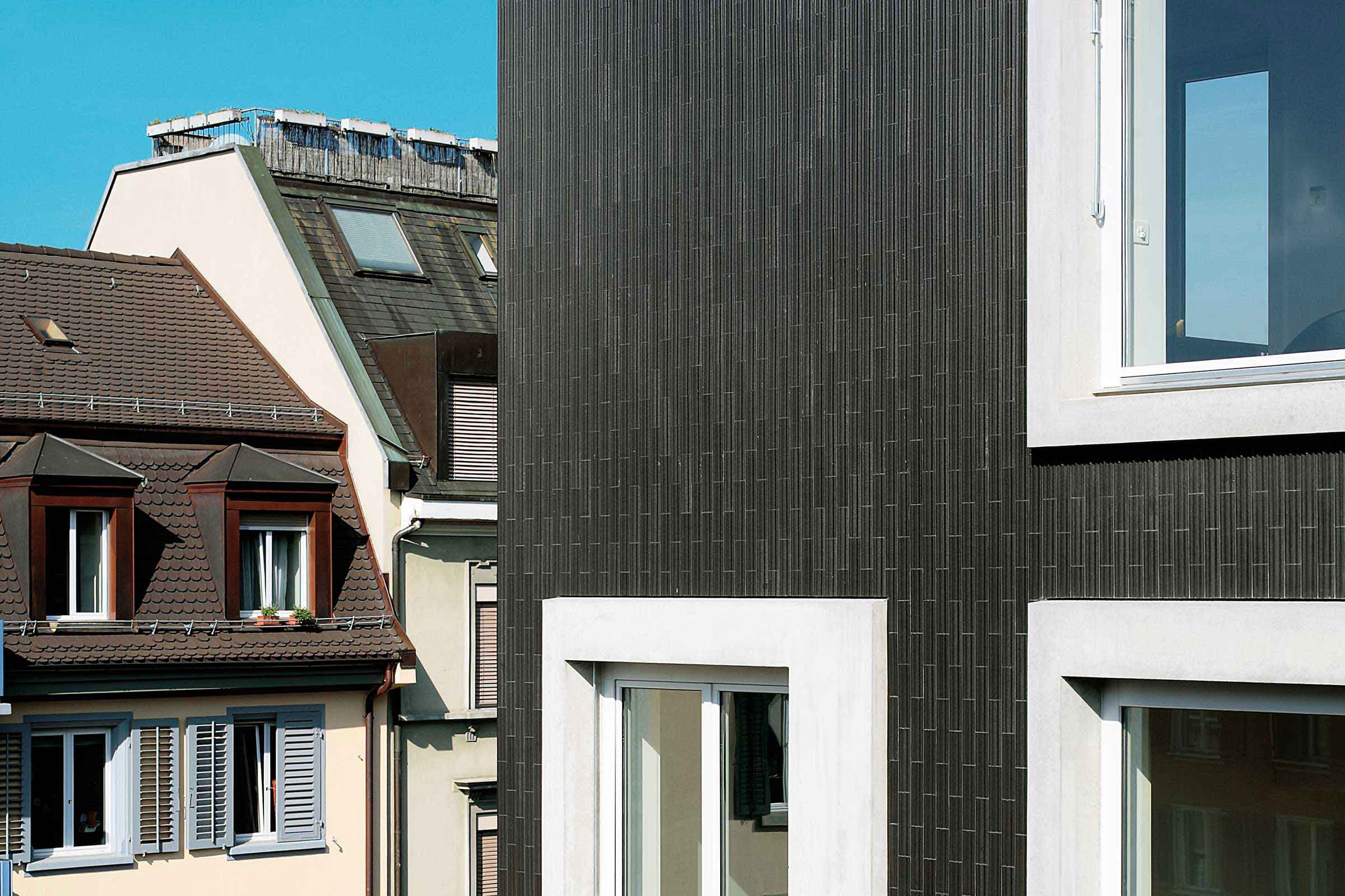 Facciata ventilata rivestimento ceramica nero StoVentec C: abitazione plurifamiliare con facciata 