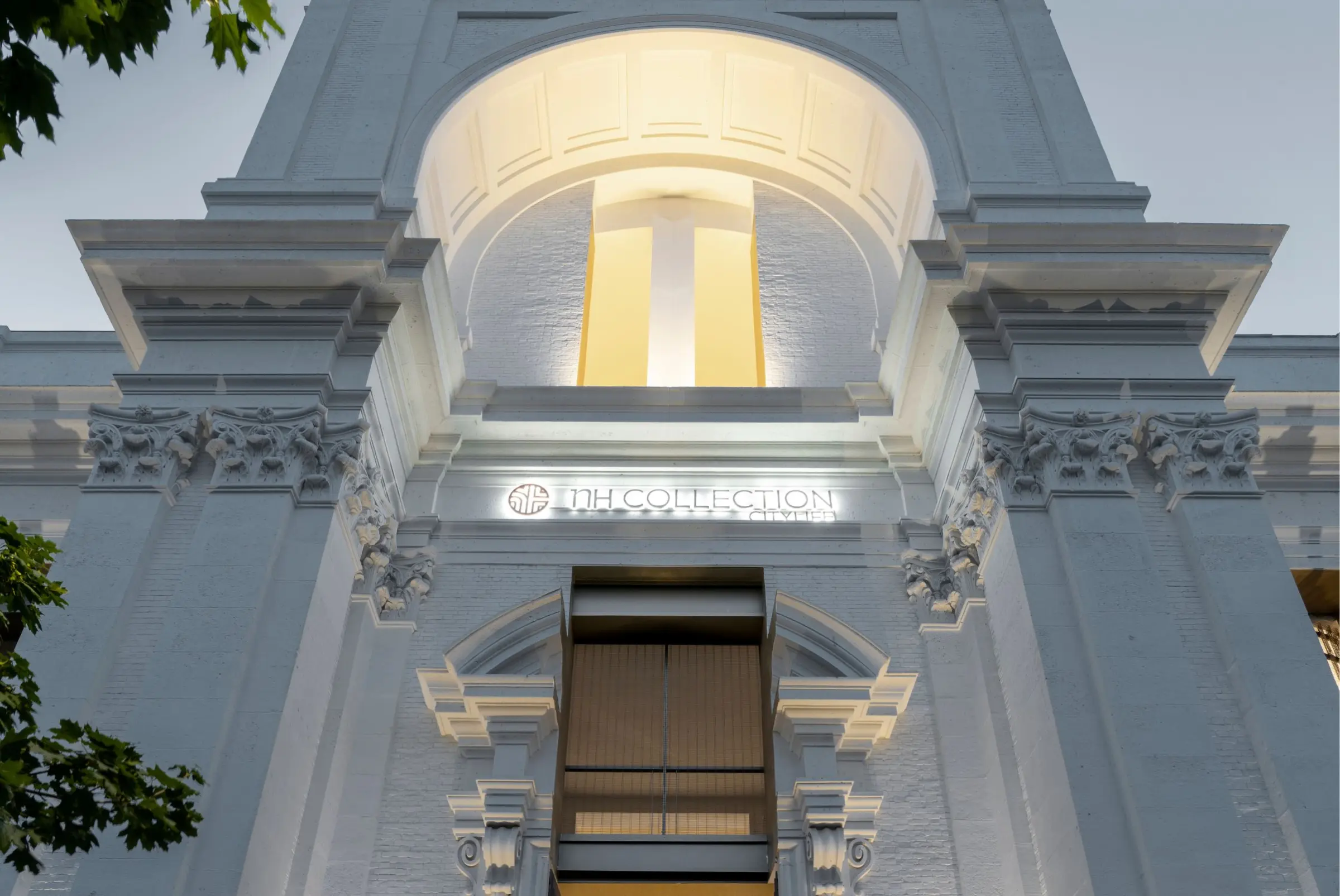 Facciata edificio hotel Milano, progettata con elementi architettonici StoDeco