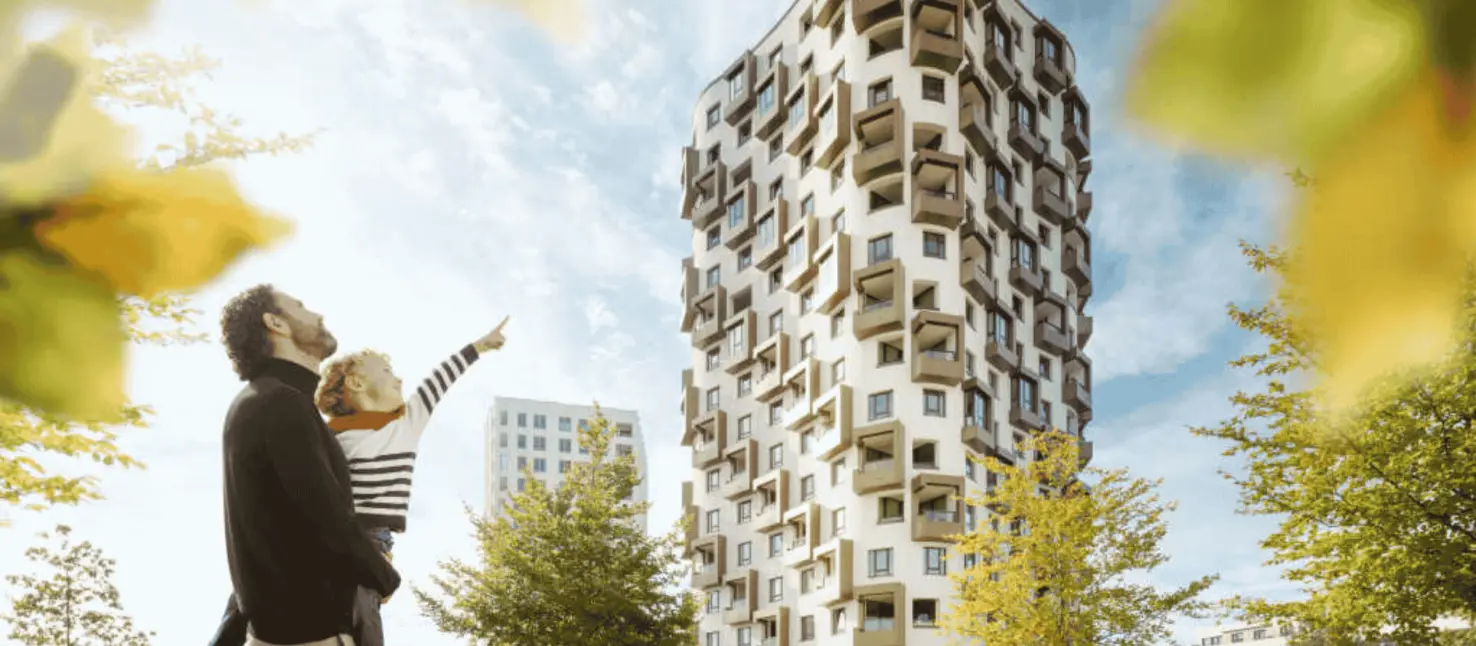 Immagine principale “Per chi ama costruire. Costruire con coscienza” bimbo in collo al babbo edifici
