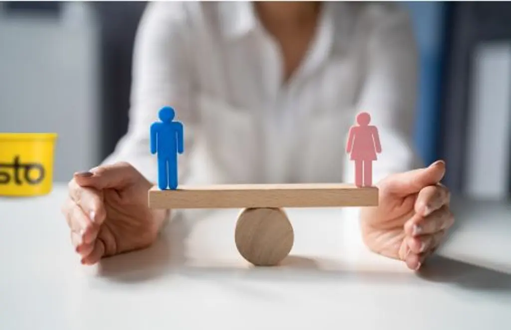 Mani che indicano parità di genere