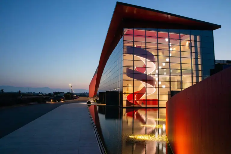 Sede aziendale con facciata ventilata, con intonaco esterno: StoVentec R