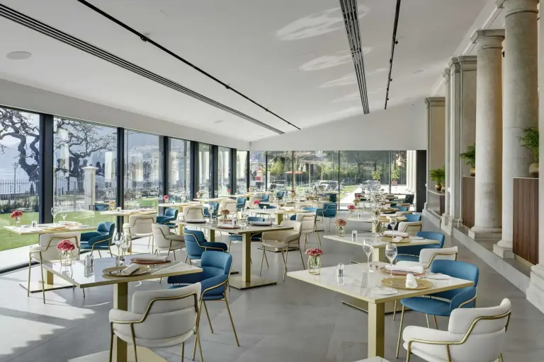 Nei Progetti alberghi è da considerare l’assorbimento acustico ristoranti e bar con pannelli fonoassorbenti per interni per un comfort ottimale