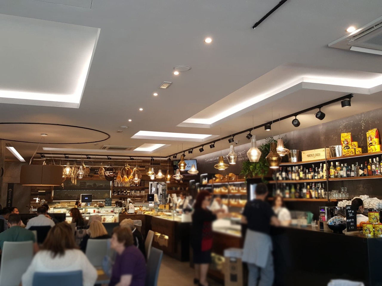 Pannelli o intonaci di qualità, ad esempio, sono in grado di migliorare notevolmente l’acustica