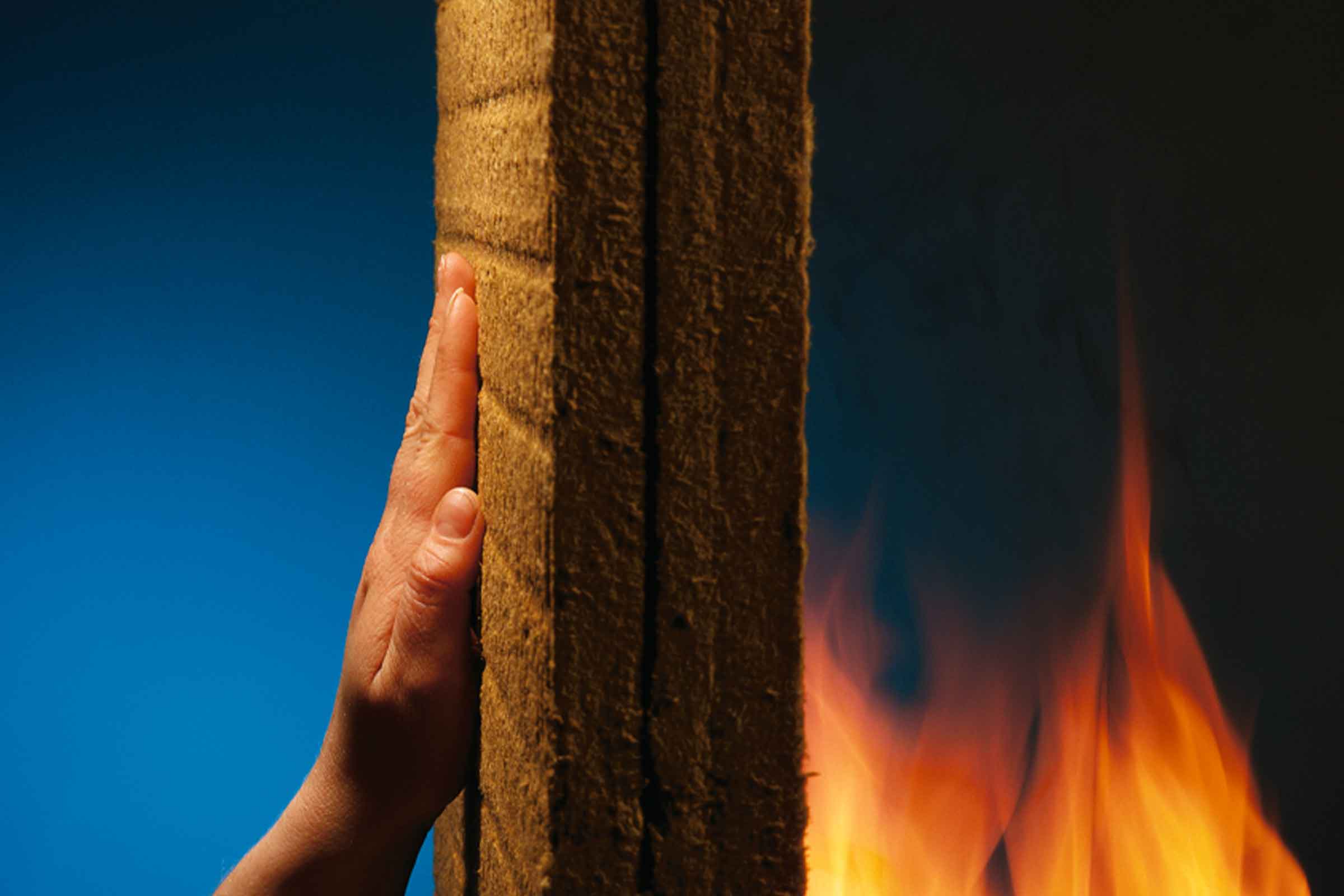 Mano su parete anti incendio, fuoco e fiamme