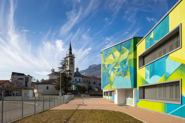 Scuola con facciata ventilata, con intonaco esterno: StoVentec R
