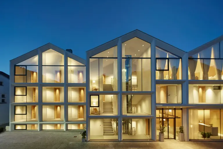 Rivestimenti facciate esterne moderne usati in una progettazione albergo con facciate ventilate