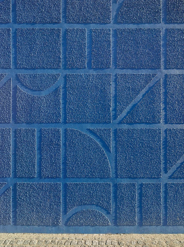 Tipi di finitura intonaco esterno blu con forme geometriche realizzate con stencil