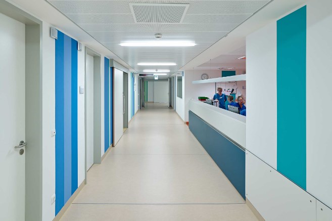  Corridoio di una struttura sanitaria pulito con pittura lavabile per interni