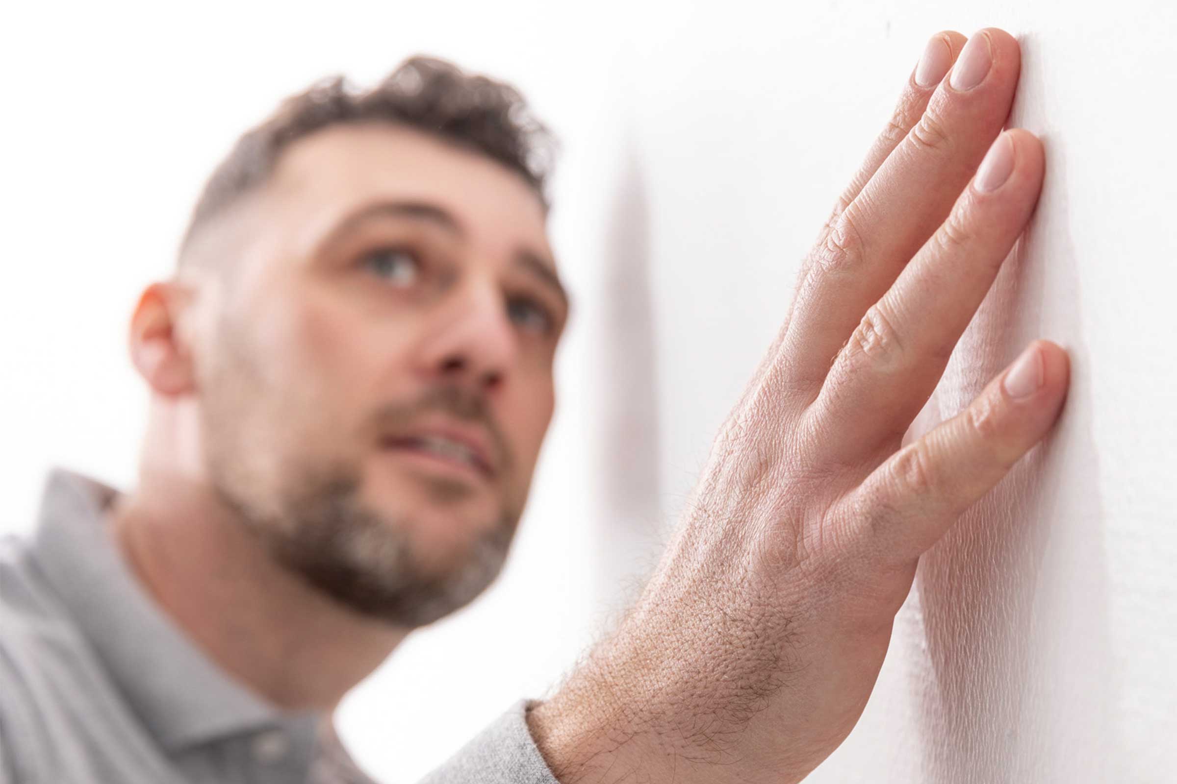 La pittura lavabile e opaca: un applicatore testa la pittura StoColor PuraClean sulla parete