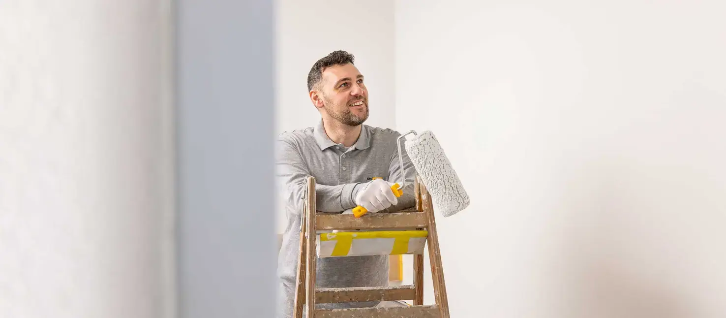 Pittura lavabile per interni: un applicatore soddisfatto che StoColor PuraClean sia perfetto