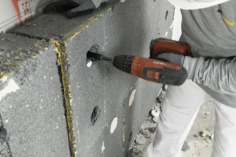 Unsser nachhaltigstes WDVS: Dämmplatten werden beim Rückbau des WDVS gelöst: sortenreine Trennung, Kreislaufwirtschaft