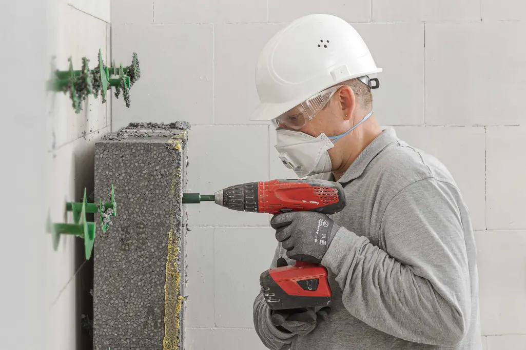 Unser nachhaltigstes WDVS: Handwerker testet Rückbau von Dämmstoffen mit Dübel StoFix Circonic