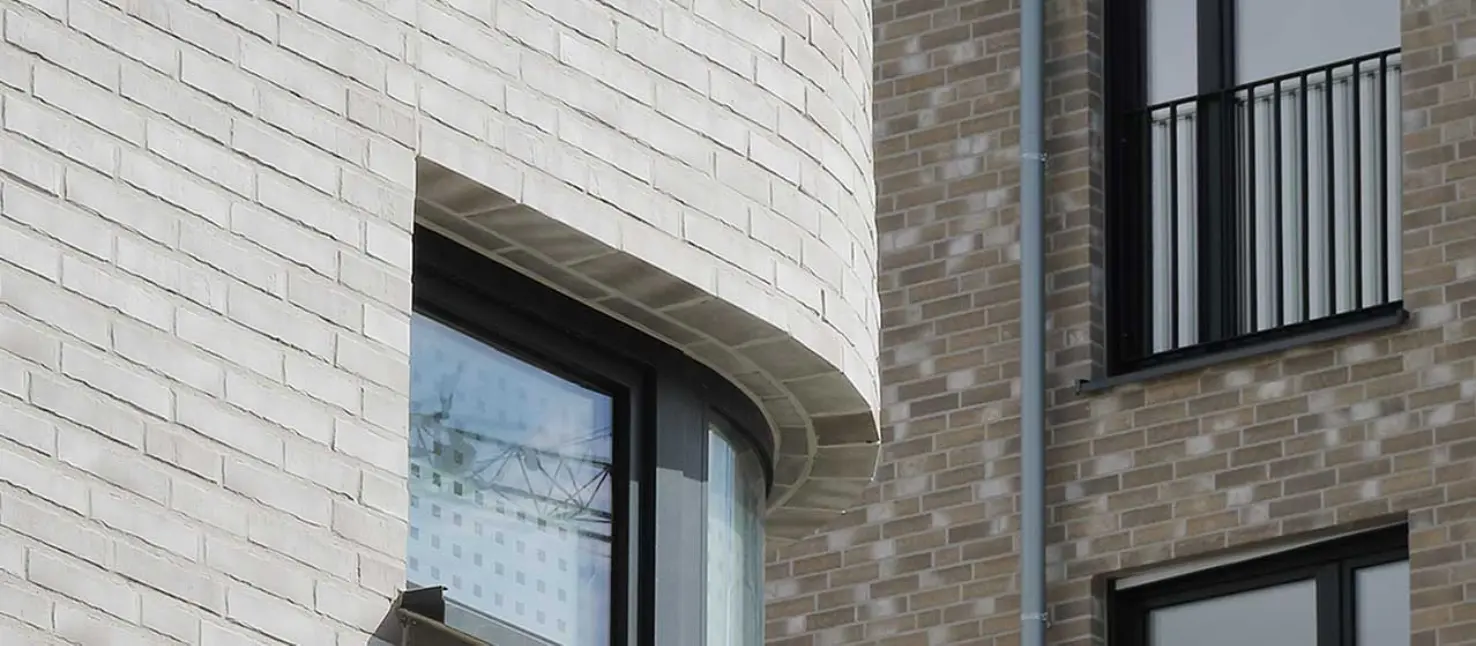 Außenaufnahme Detail: cremefarbene Klinkerfassade, Fassade mit Sto-Klinker und WDVS von Sto