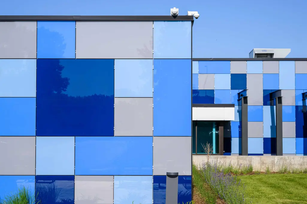Sistemi di isolamento facciata, facciata in vetro grigio-blu, sistema di isolamento StoVentec Glass