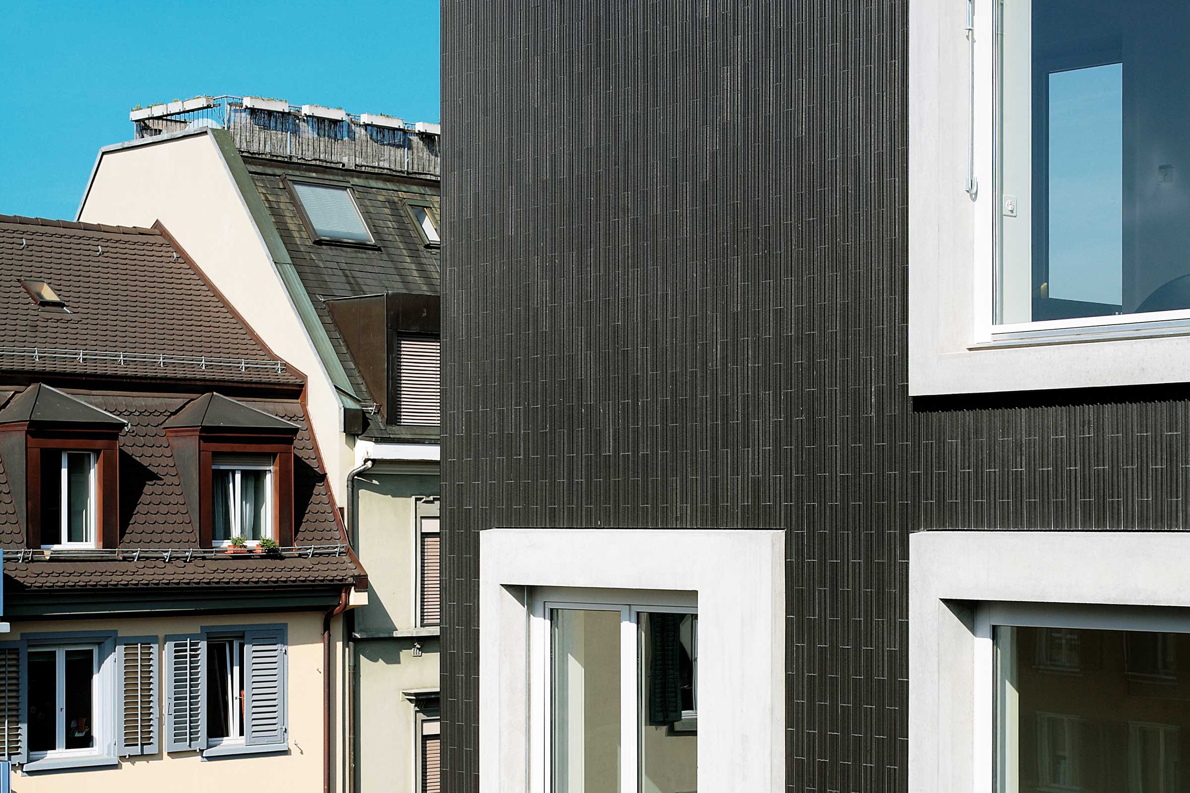 Facciata ventilata con rivestimento in ceramica StoVentec C: abitazione plurifamiliare con facciata 