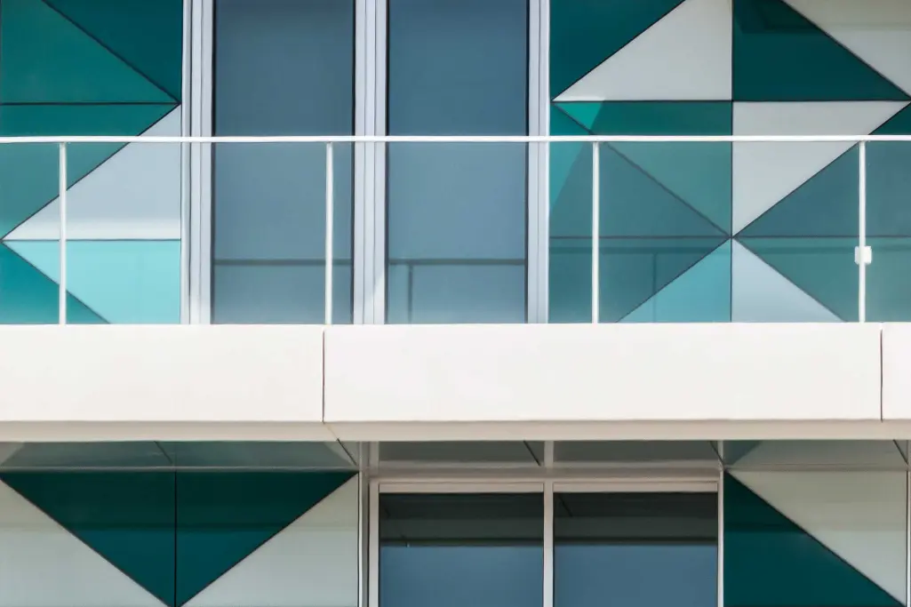 Dettaglio facciata ventilata condominio con pannelli modulari in vetro