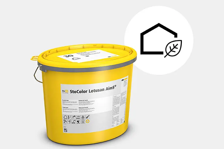 Unser nachhaltigstes WDVS StoTherm AimS®: Fassadenfarbe aus nachwachsenden Rohstoffen im gelben Sto-Eimer: StoColor Lotusan AimS®