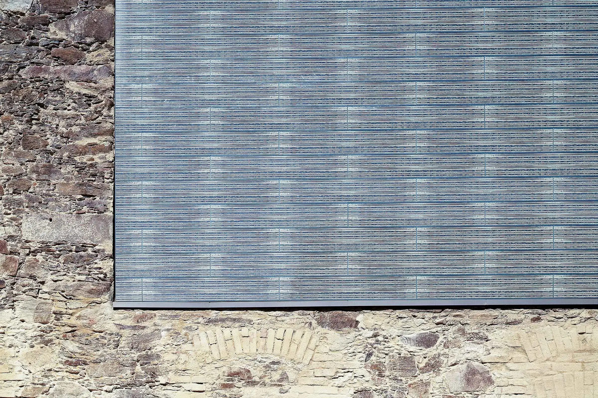 Centro culturale con facciata ventilata mista, pannelli di vetro e pietra: StoVentec G 