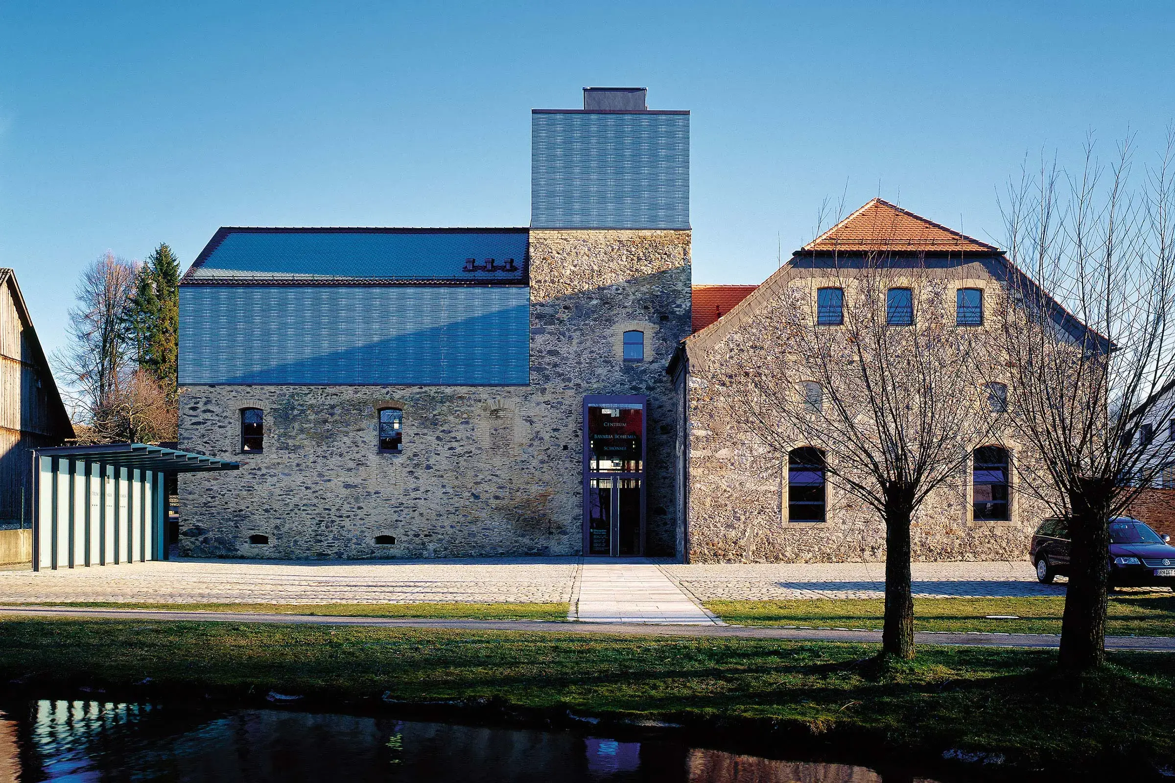 Centro culturale con facciata ventilata mista, pannelli di vetro e pietra: StoVentec G 