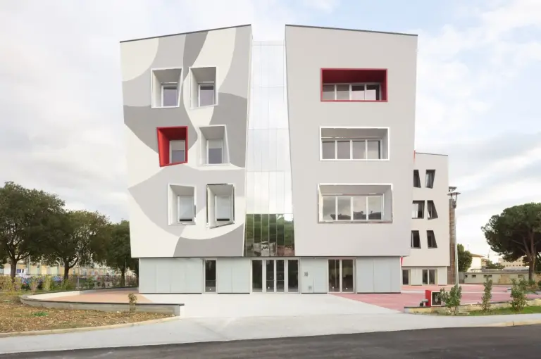 Scuola con facciata ventilata, con intonaco esterno: StoVentec R