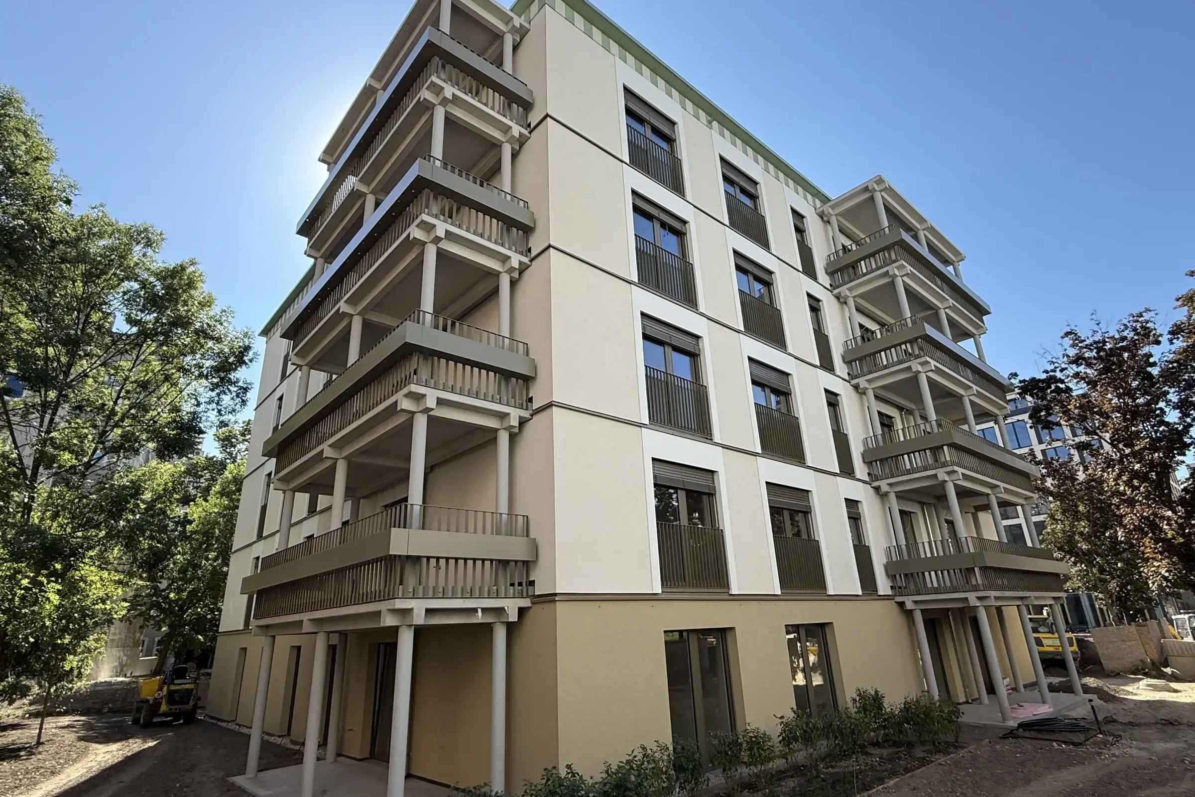 Facciata condominio austriaco ibrido legno calcustruzzo