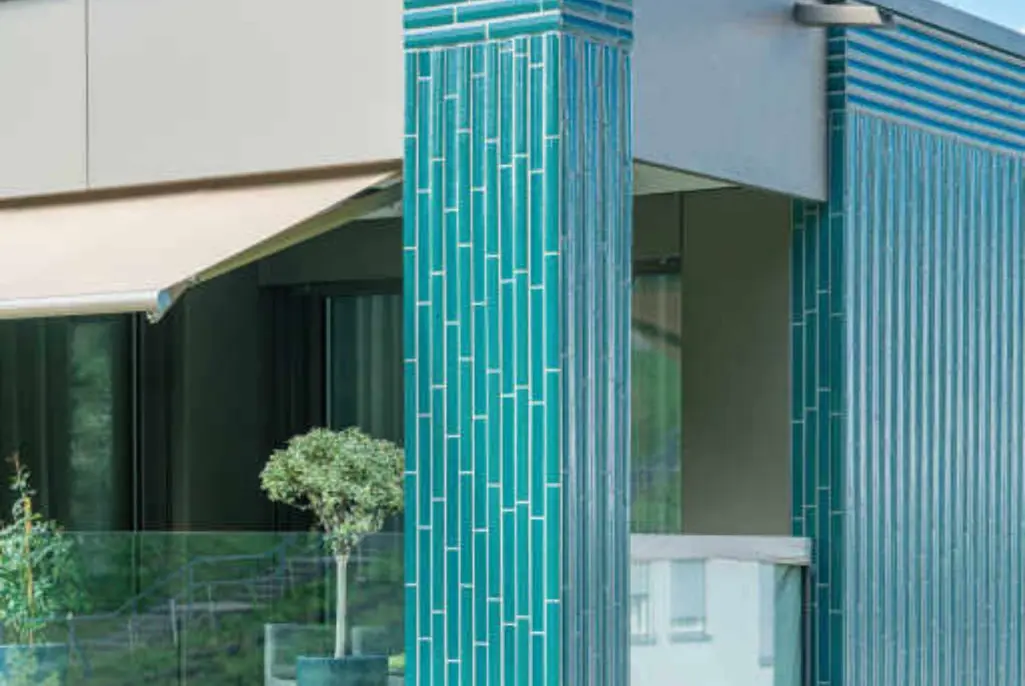 stocera dettaglio piastrelle ceramica in tonalità verde per un condominio