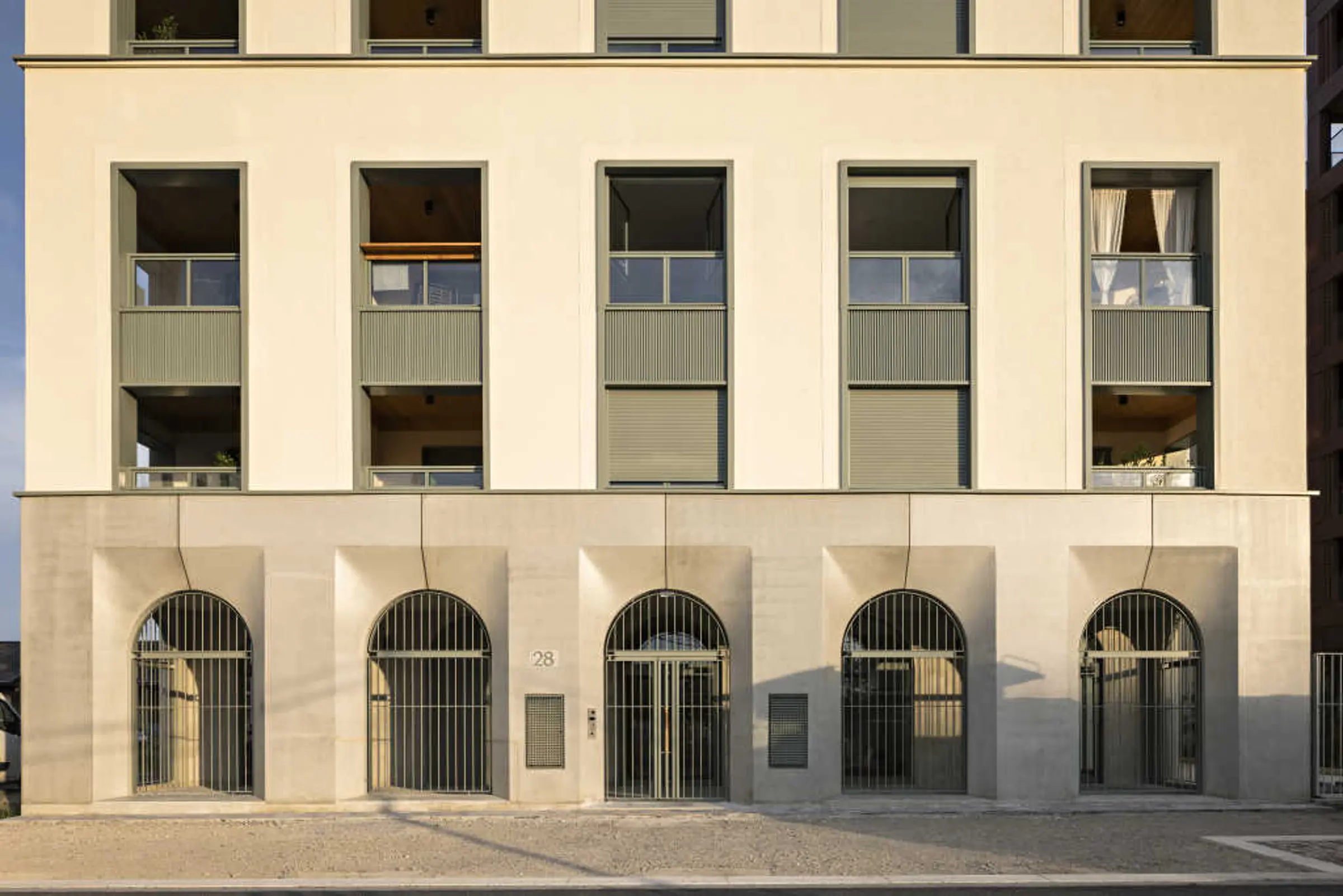 Intonaco di finitura per esterni e elementi decorativi tridimensionali su edificio condominiale in l