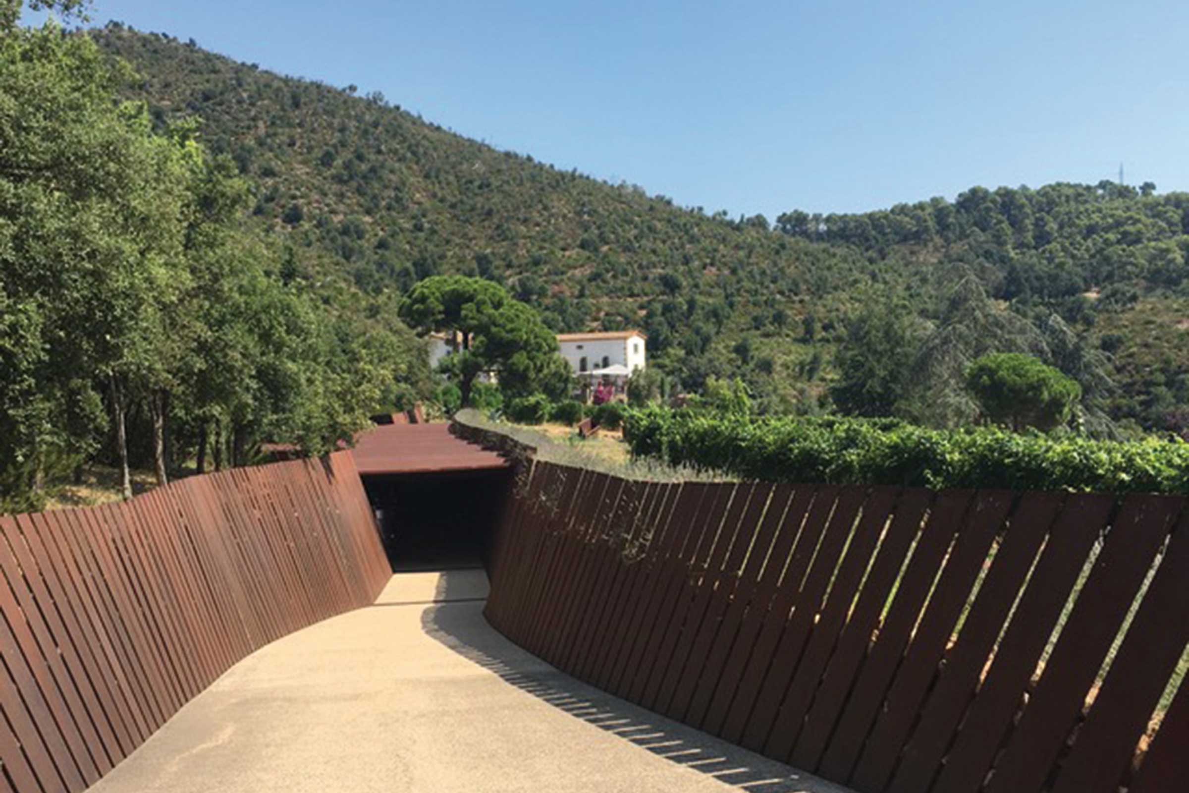 Außenaufnahme des Weinguts Celler Bell-Lloc, Katalonien