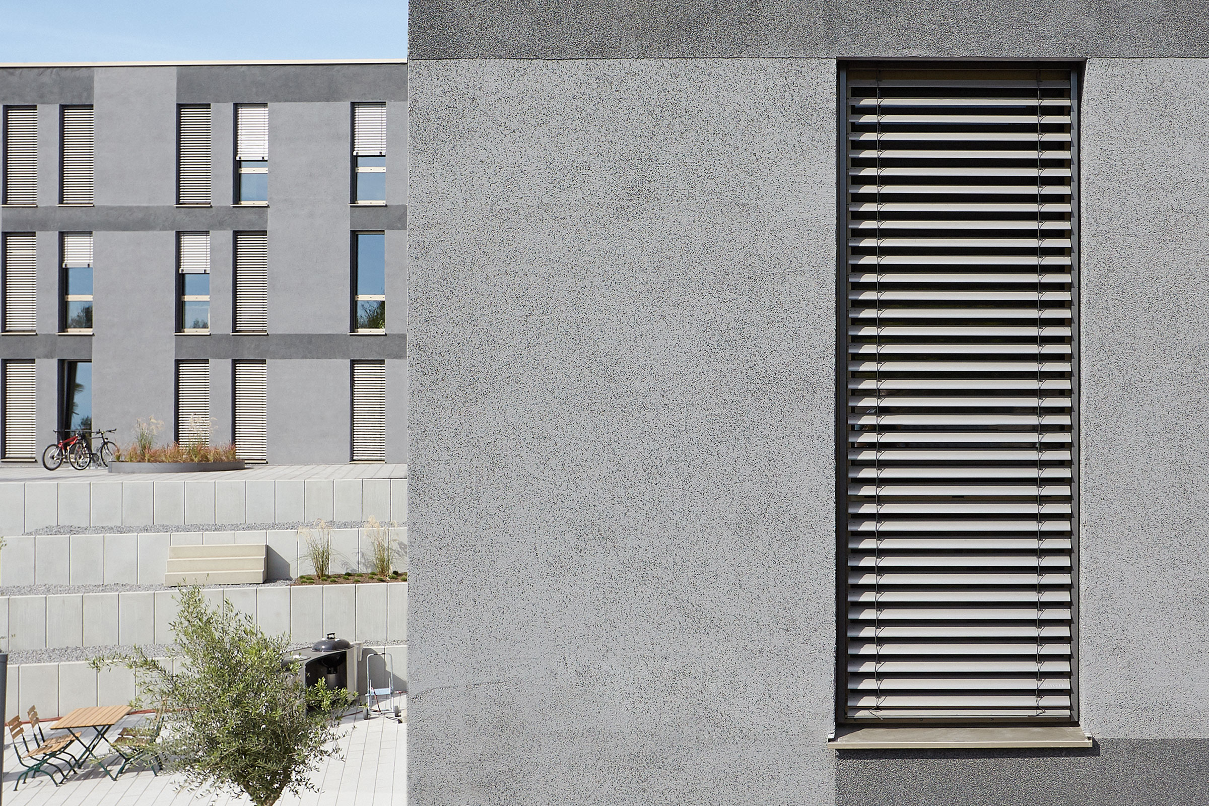 Außenaufnahme Hausfassade, Jalousiekästen von Sto, WDVS-Details